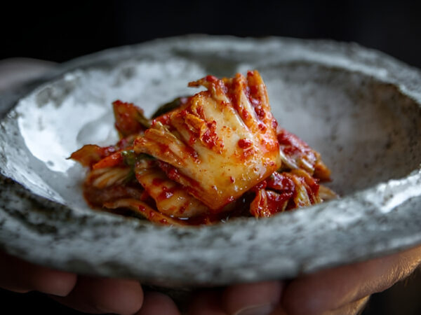 Une bactérie du kimchi pourrait aider l&rsquo;organisme à éliminer les nanoplastiques