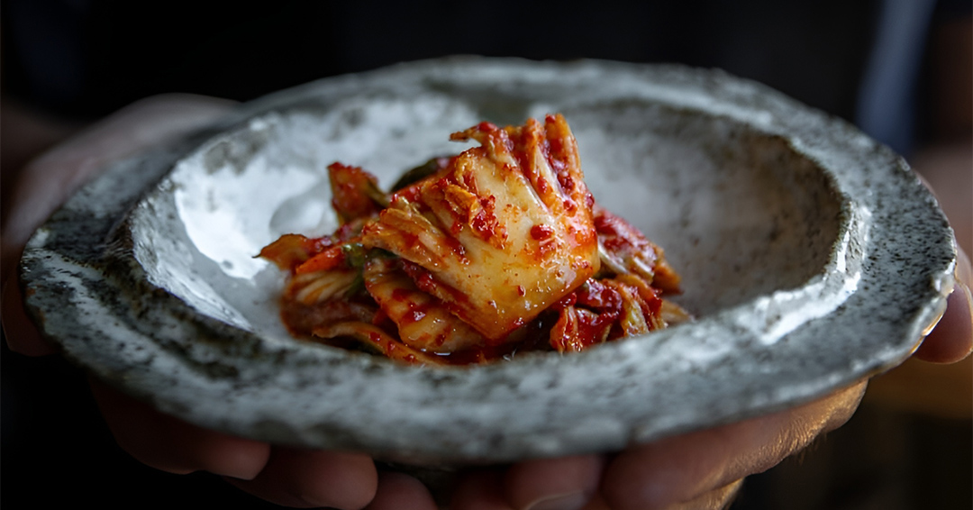Une bactérie du kimchi pourrait aider l&rsquo;organisme à éliminer les nanoplastiques